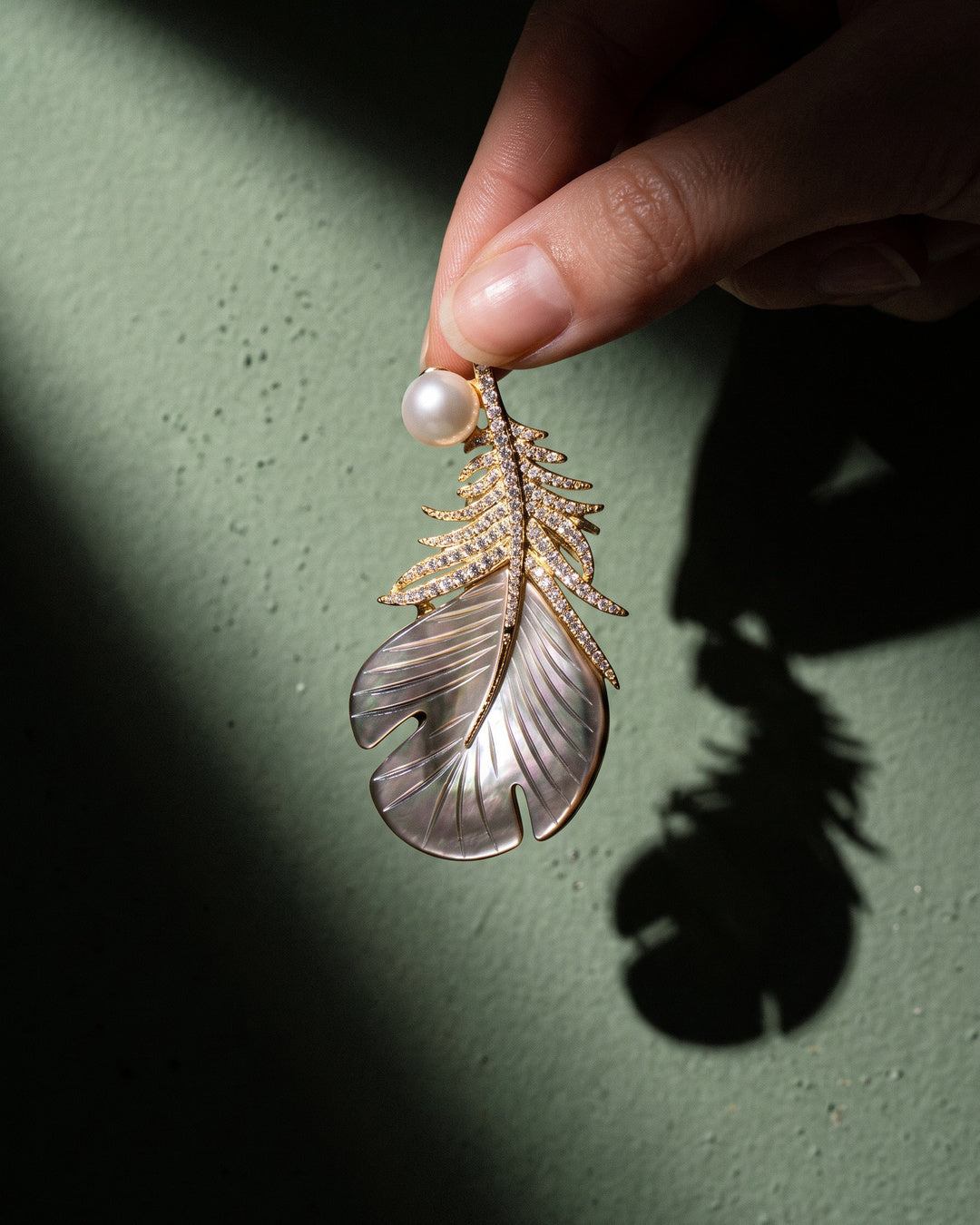 Feather Muse - Brosa Scoica, Perla Naturala, Cristale