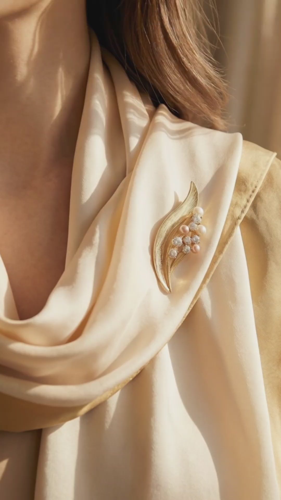 Floral Whisper - Brosa Statement, Perle Naturale, Cristale